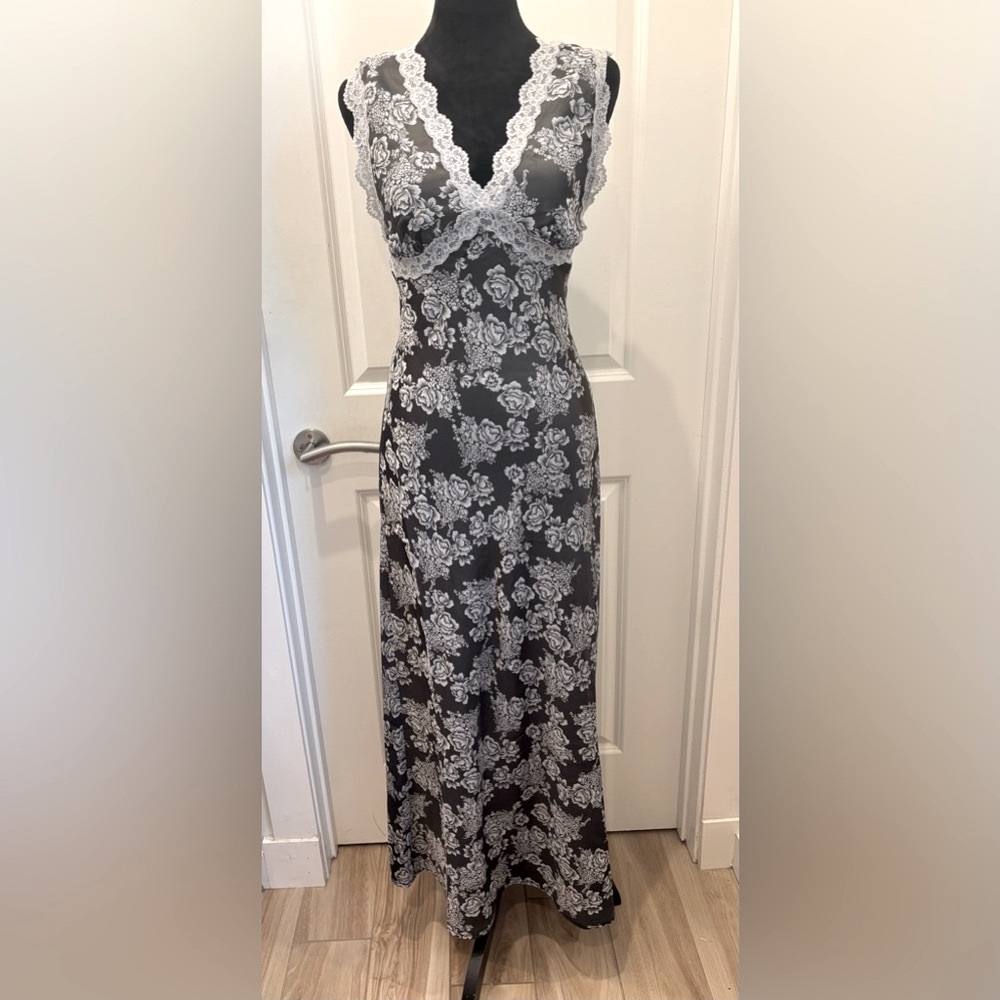 NWOT Stunning old Hollywood charcoal gray floral satin & lace dress- S